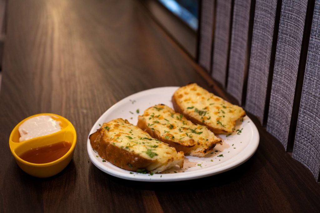 Đĩa bánh mì bơ tỏi ăn kèm nước chấm