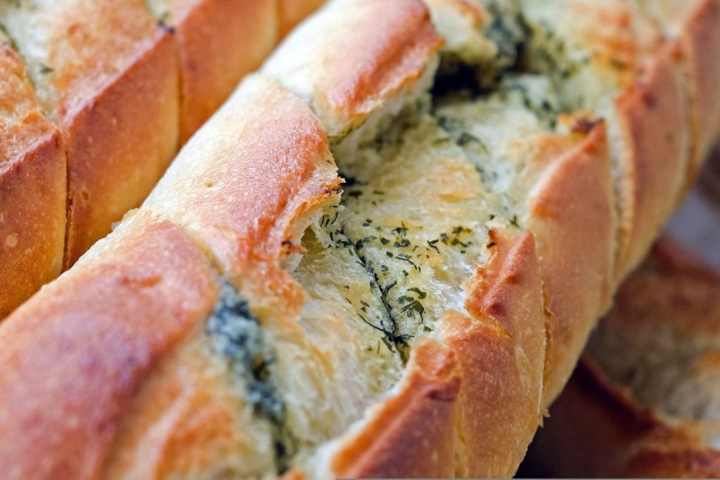 Bánh mì bơ tỏi nguyên ổ nhồi sốt bơ tỏi thảo mộc