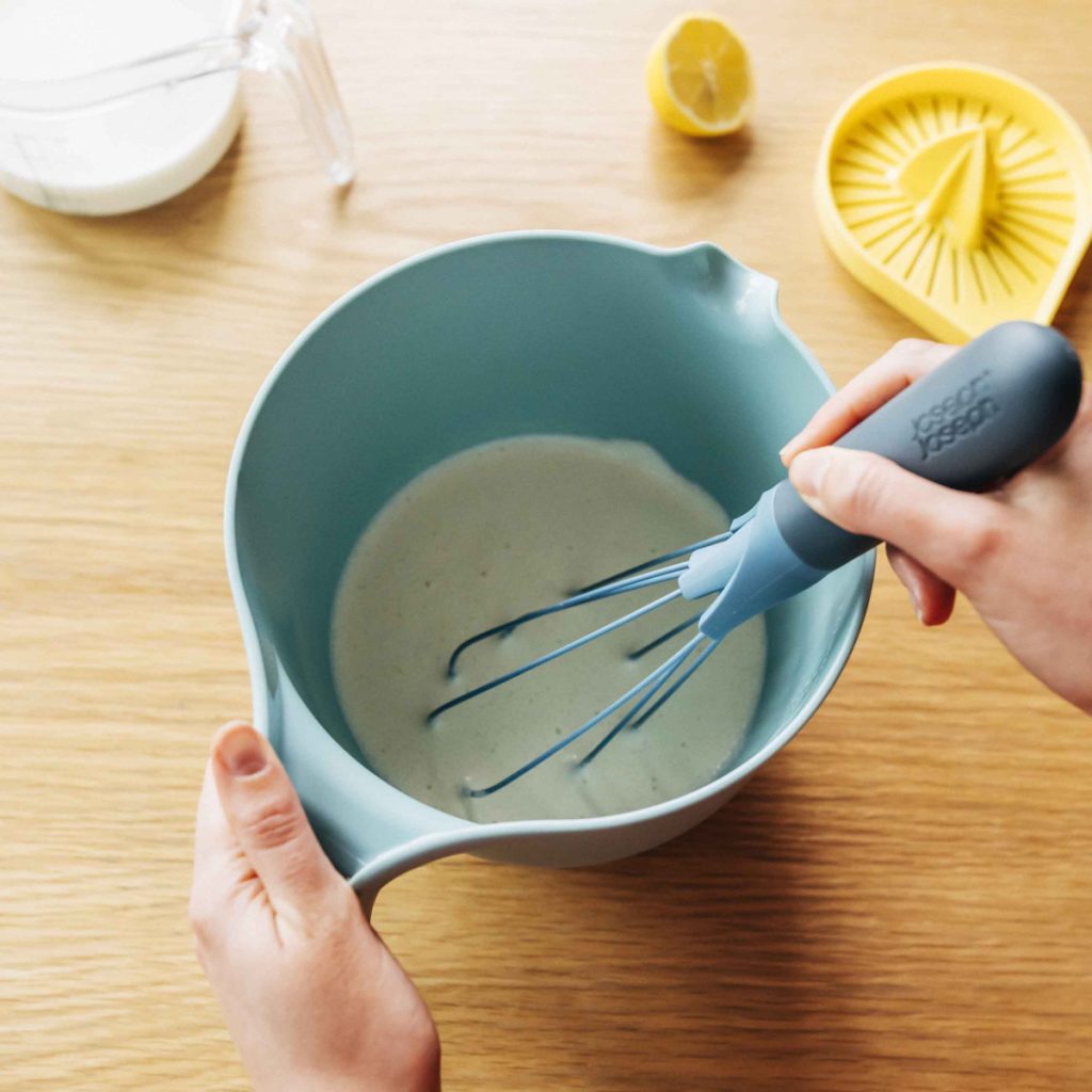 Đánh bột bánh kếp bằng phới lồng trong tô trộn