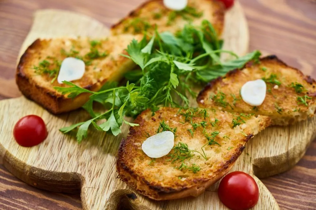 Cách làm bánh mì bơ tỏi nướng giòn rắc mùi tây