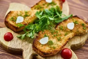 Cách làm bánh mì bơ tỏi nướng giòn rắc mùi tây